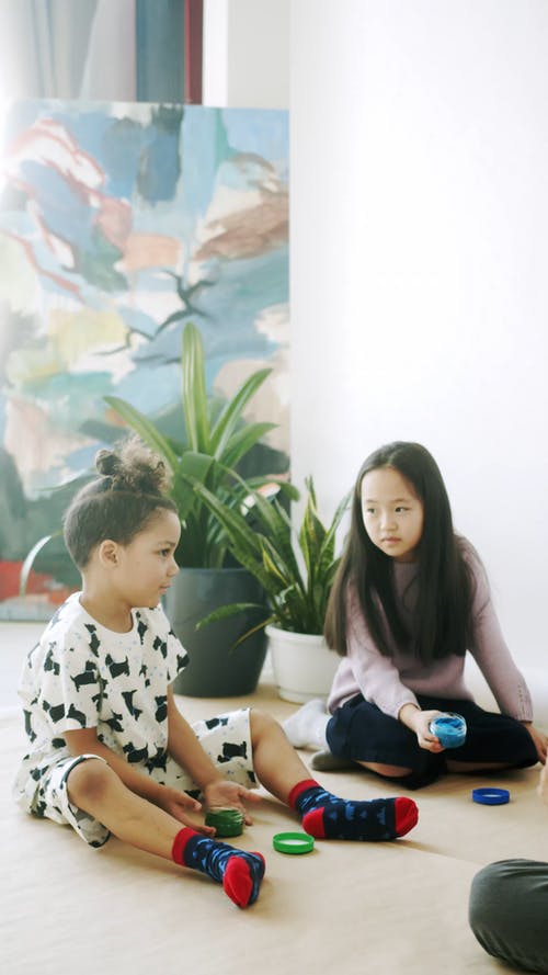 有关在地上, 坐, 垂直视频的免费素材视频