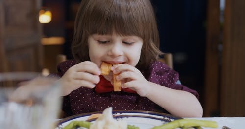 孩子吃健康的食物 · 免费素材视频