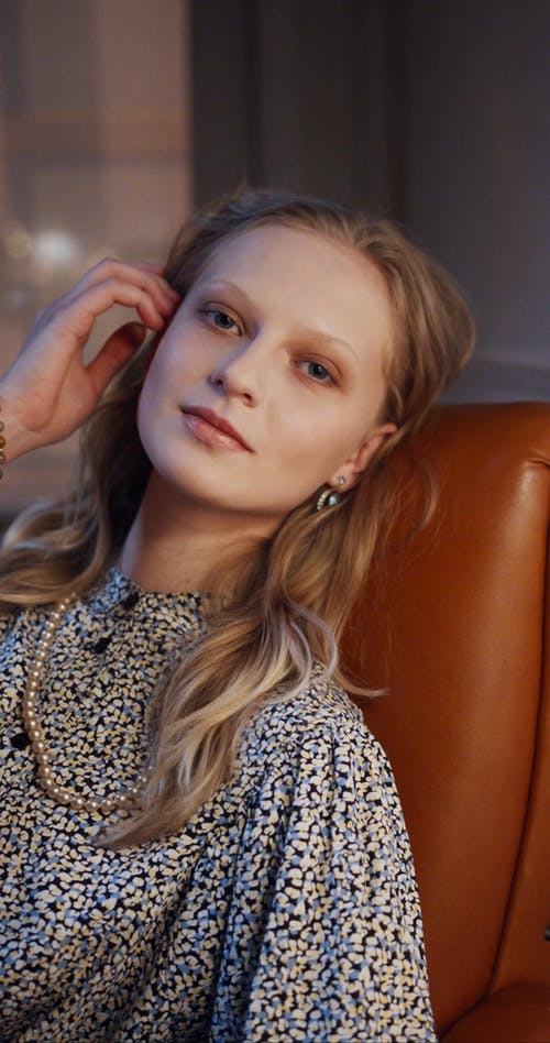 有关垂直视频, 女人, 室内的免费素材视频