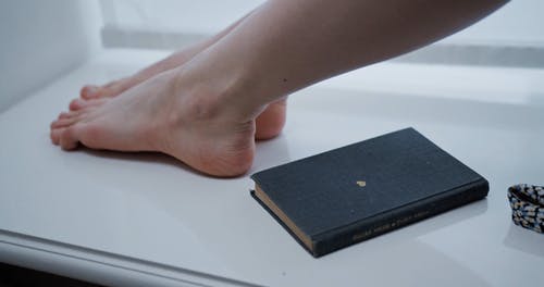 有关人, 尺, 在窗户旁边的免费素材视频