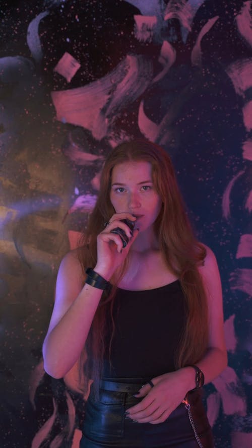 有关吸电子烟, 垂直视频, 女人的免费素材视频