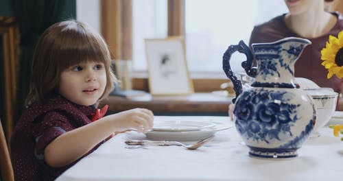 女人倒在玻璃上的果汁 · 免费素材视频