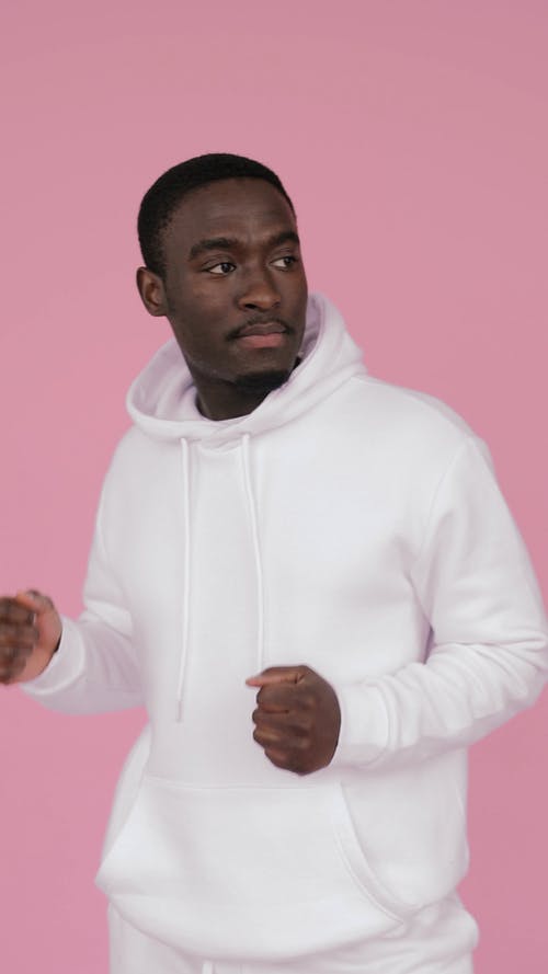 有关人, 垂直视频, 浅粉红色背景的免费素材视频