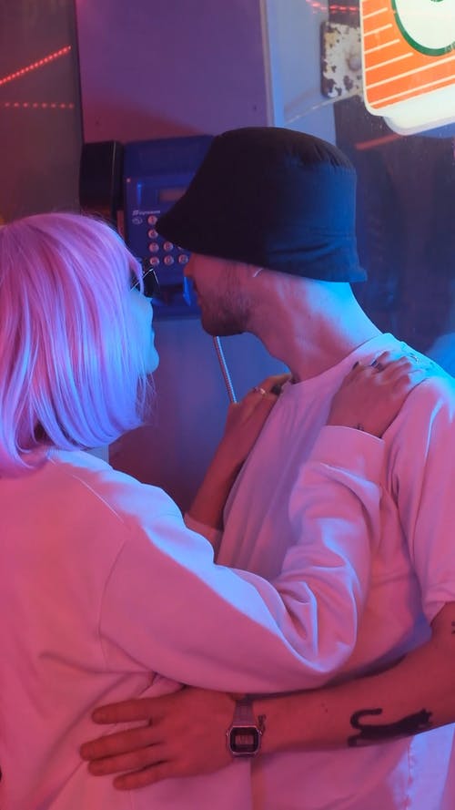 有关（顶部有小羊毛球的）羊毛帽子, 一对, 一起的免费素材视频