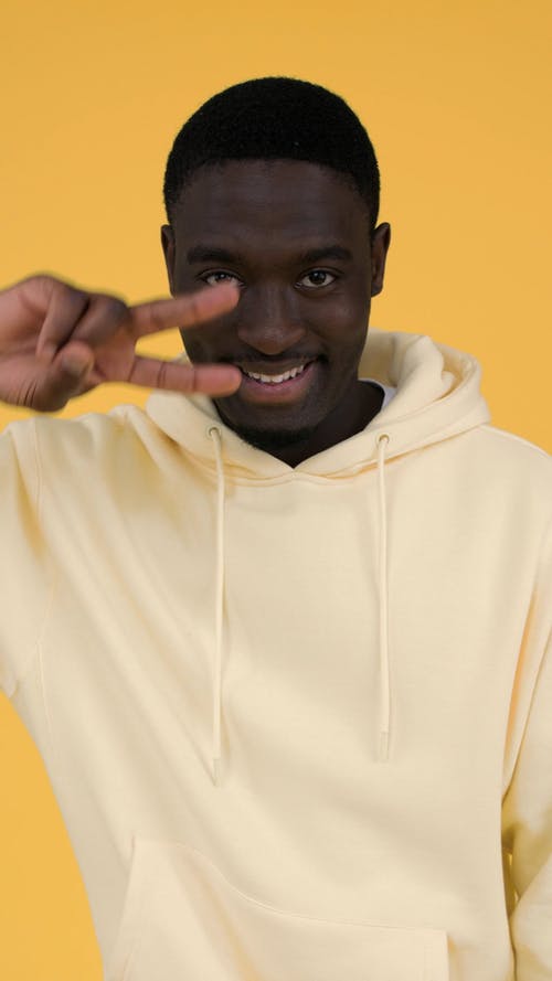 有关休闲装, 兜帽, 垂直视频的免费素材视频