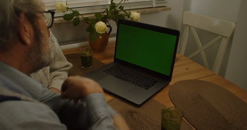 有关人, 爷爷, 用笔记本电脑的免费素材视频