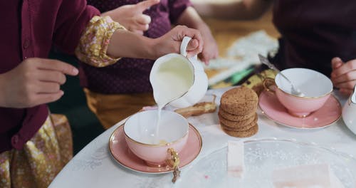 有关一个, 倾注, 儿童的免费素材视频