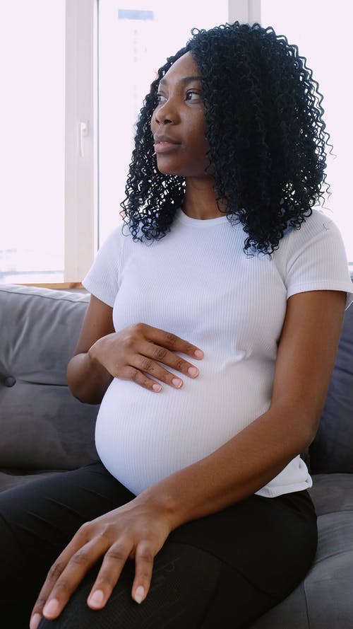 有关在家, 坐, 垂直视频的免费素材视频