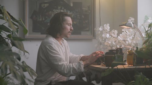 有关人, 严肃, 坐的免费素材视频