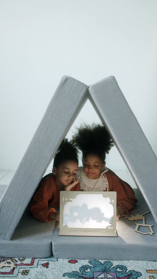 有关一起, 兄弟姐妹, 光与影的免费素材视频