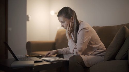 有关＃室内, 侧面图, 坐的免费素材视频