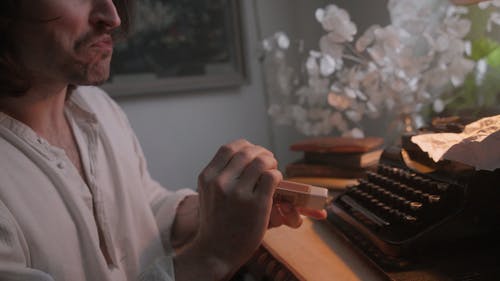 有关人, 家庭植物, 复古打字机的免费素材视频