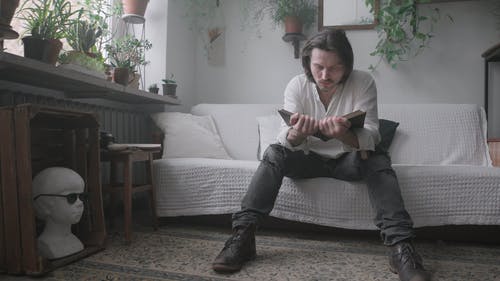 有关人, 坐, 室内的免费素材视频