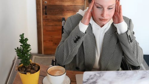 有关一杯咖啡, 室内, 工作的的免费素材视频