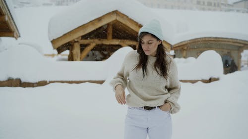 有关（顶部有小羊毛球的）羊毛帽子, 下雪, 人的免费素材视频