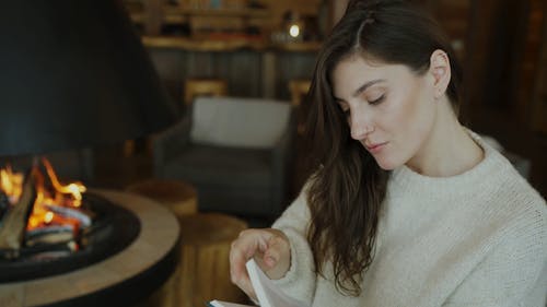 有关上网, 休闲, 咖啡色头发的女人的免费素材视频