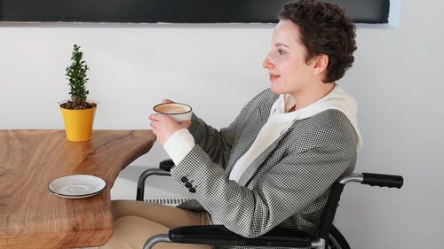 有关一杯咖啡, 坐, 女人的免费素材视频