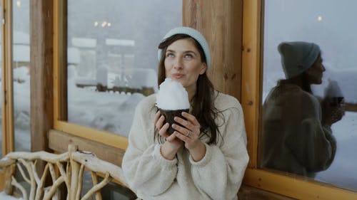有关（顶部有小羊毛球的）羊毛帽子, 冬季, 冬季景观的免费素材视频