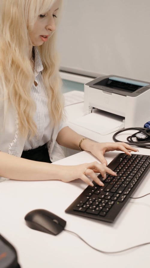 有关印表机, 坐, 垂直视频的免费素材视频