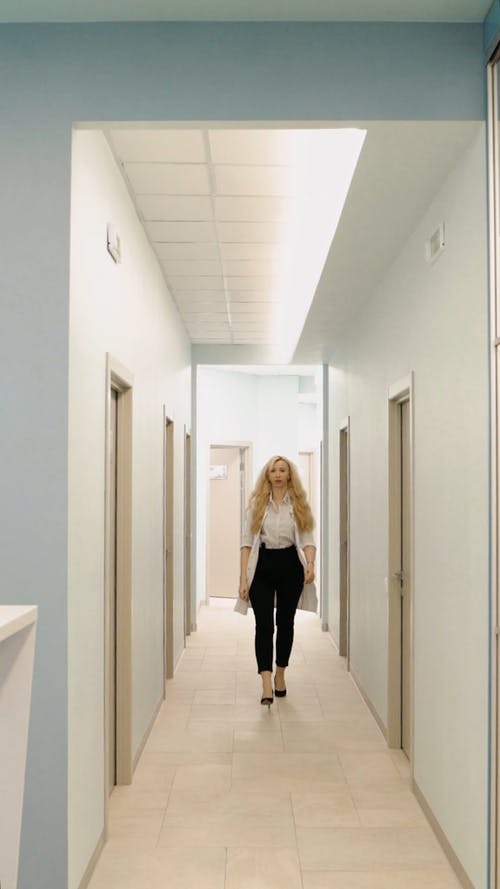 有关医院走廊, 垂直视频, 女人的免费素材视频