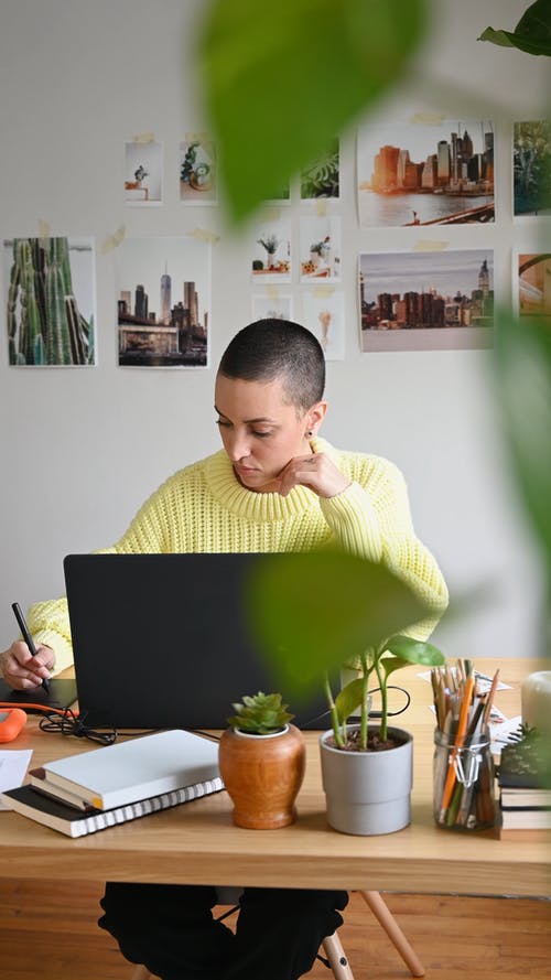 有关3C用品, 坐, 垂直视频的免费素材视频