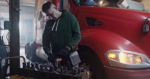 有关人, 修复, 卡车的免费素材视频