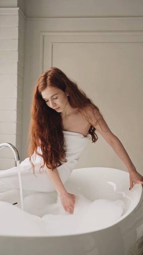 有关吹, 垂直视频, 女人的免费素材视频