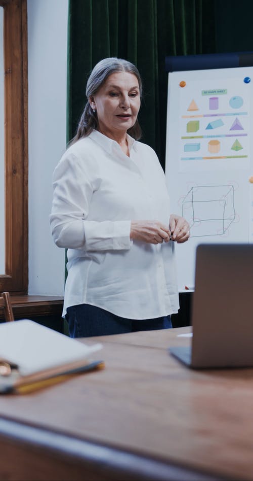 有关在家, 垂直视频, 女人的免费素材视频