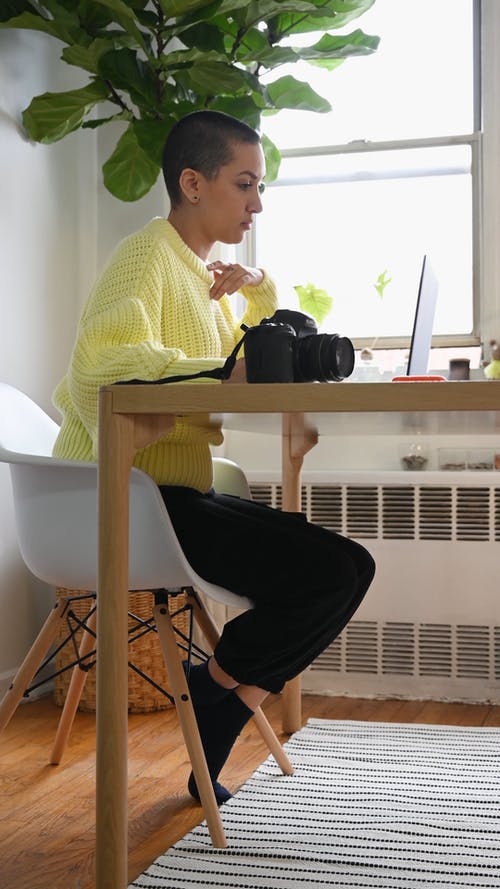 有关人, 在家, 坐的免费素材视频