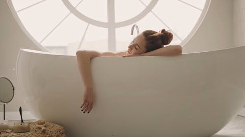 有关女人, 室内, 洗澡的免费素材视频