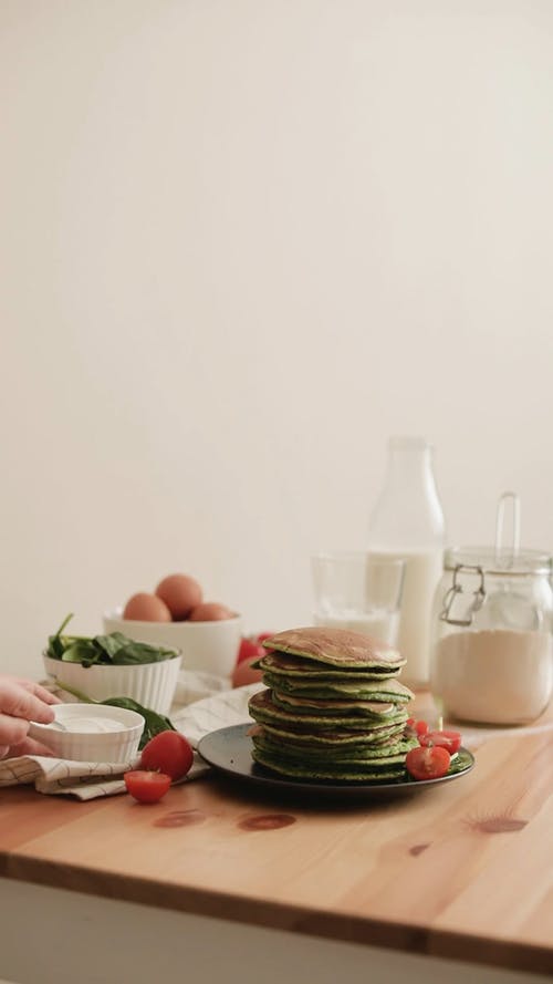 有关乳液, 人, 垂直视频的免费素材视频