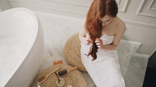 有关卷发, 坐, 头顶射击的免费素材视频