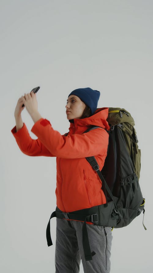 有关（短途）旅行, （顶部有小羊毛球的）羊毛帽子, 下雪的天气的免费素材视频