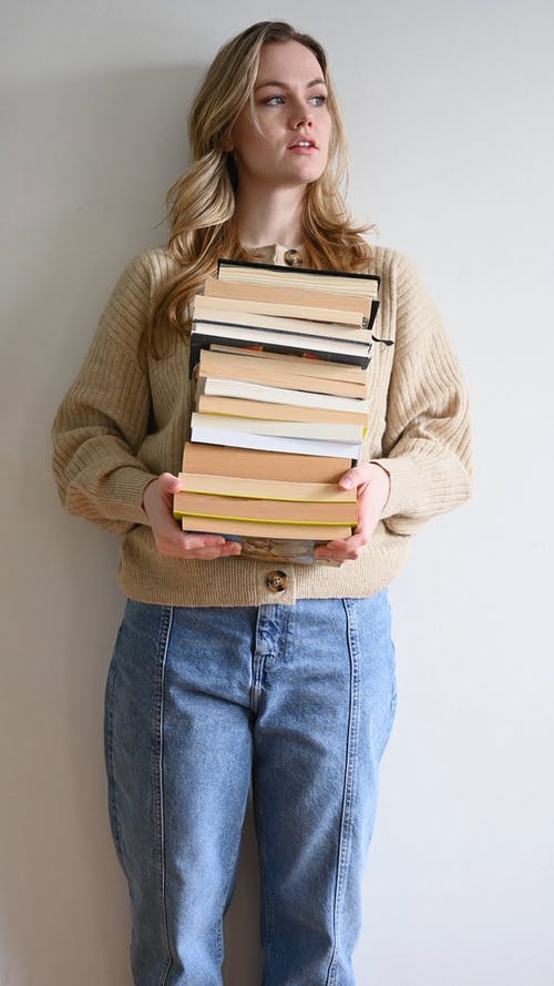 有关一摞书, 图书, 垂直视频的免费素材视频