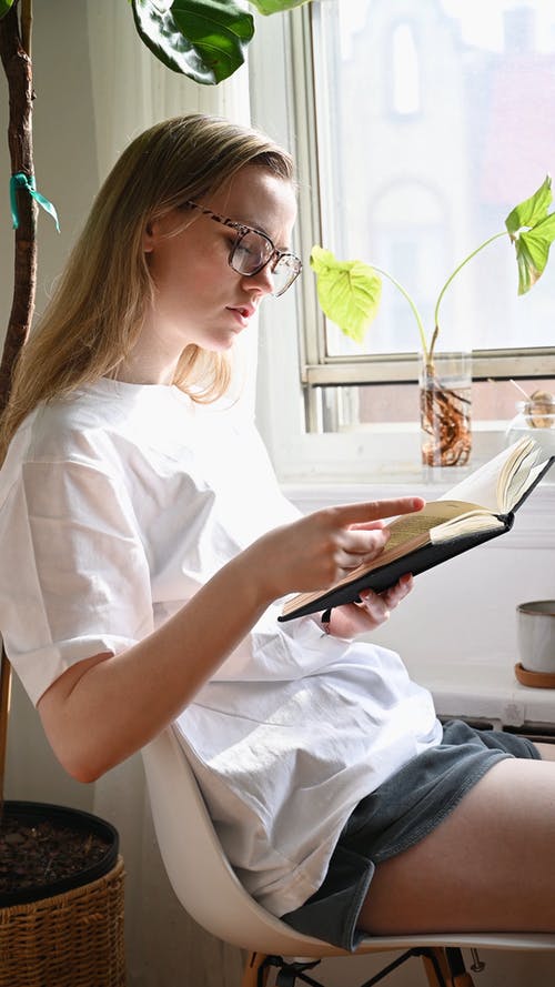 有关坐, 垂直视频, 女人的免费素材视频