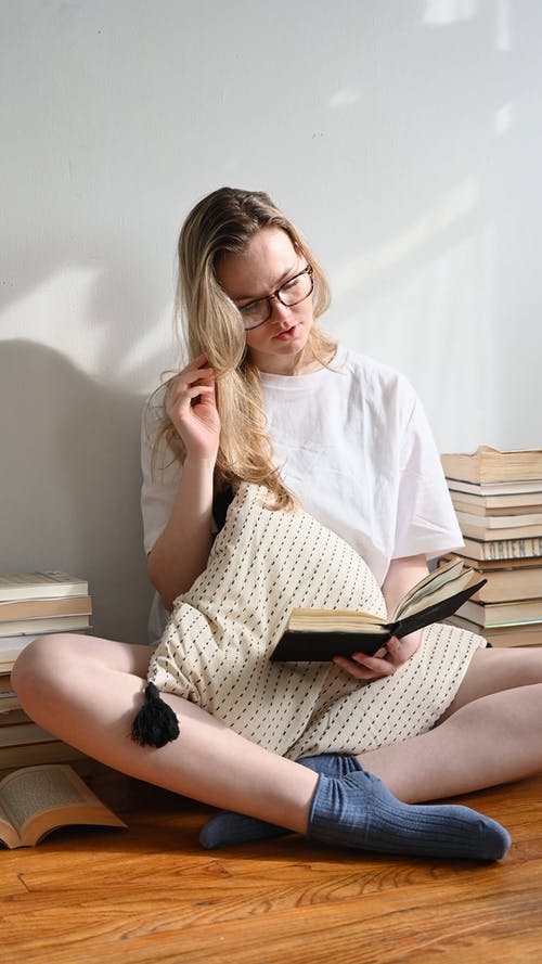 有关图书, 坐, 垂直视频的免费素材视频