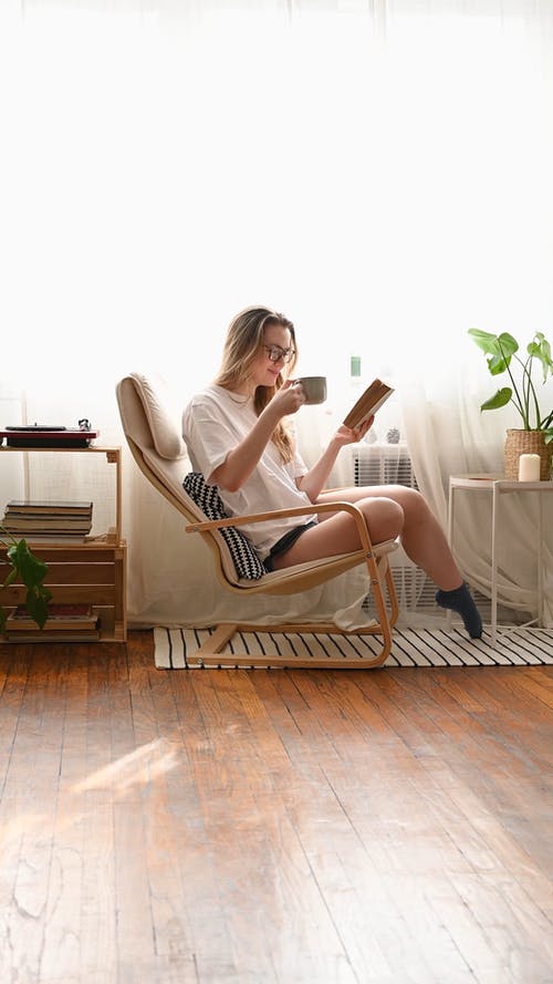 有关＃室内, 休闲, 坐的免费素材视频