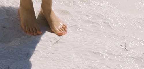 有关光脚, 尺, 地面的免费素材视频