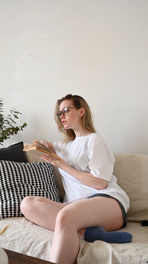 有关Throw Pillows, 书呆子, 休闲的免费素材视频