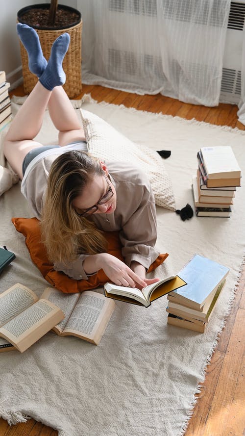 有关＃室内, 人, 图书的免费素材视频