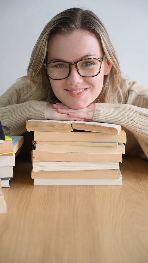 有关图书, 坐, 垂直视频的免费素材视频