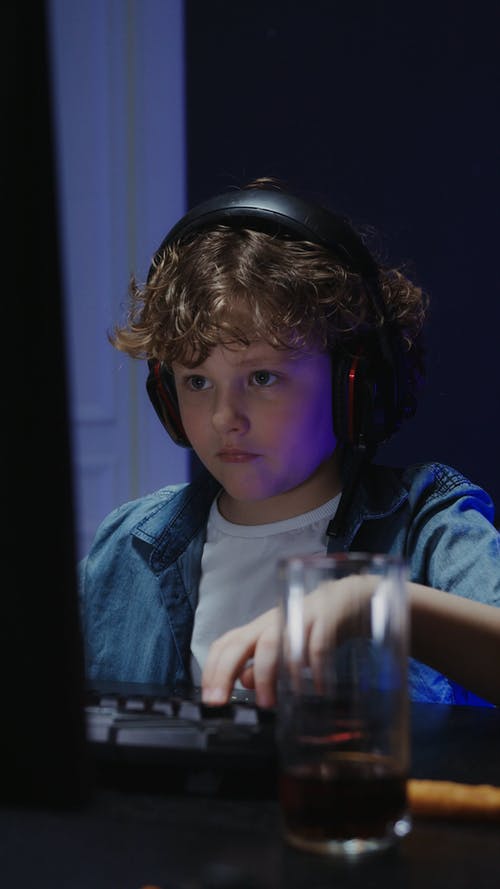 有关3C用品, 垂直视频, 小孩的免费素材视频