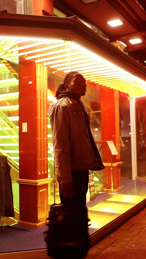 有关一边走, 灯光, 发光的的免费素材视频