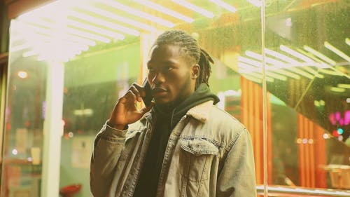 有关人, 倚, 在电话上交谈的免费素材视频