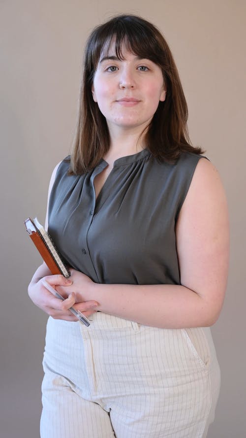 有关加上大小, 垂直视频, 年轻女子的免费素材视频