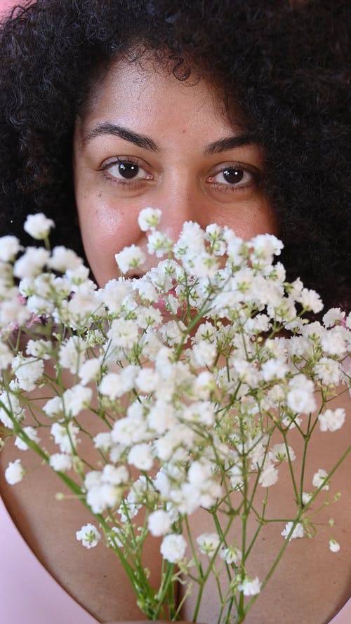 有关一束鲜花, 咖啡色头发的女人, 垂直视频的免费素材视频