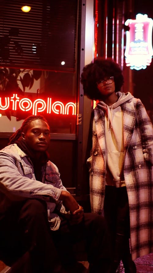 有关人, 在晚上, 坐的免费素材视频