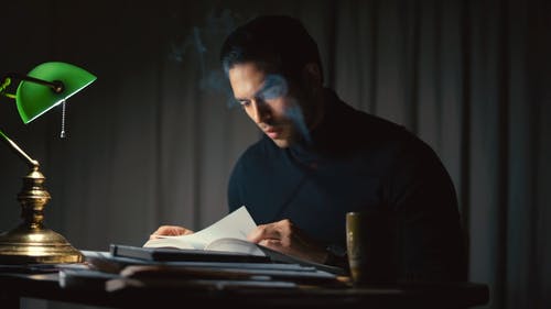 有关人, 台灯, 室内的免费素材视频