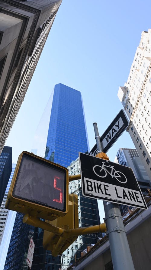 有关交通标识, 低角度拍摄, 垂直视频的免费素材视频