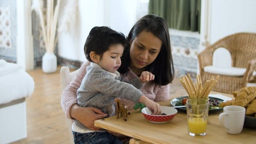 有关35毫米, 吃, 女人的免费素材视频